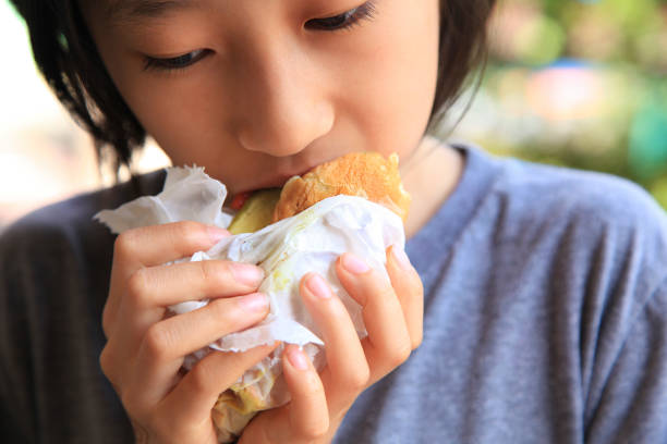 Dziewczyna jedzenie hot dog – zdjęcie