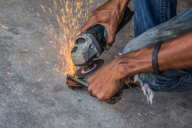 blacksmith uses a non-sparking grinder - vehicle door flash imagens e fotografias de stock