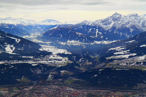 luchtfoto uitzicht van innsbruck en de brennerpas panorama, idyllische noorden tirol karwendel-gebergte op herfst, oostenrijk - brennerpas fotos stockfoto's en -beelden