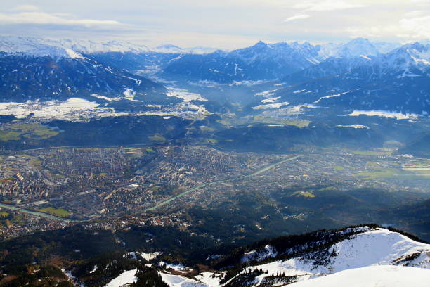 luchtfoto uitzicht van innsbruck stadsgezicht vallei panorama en idyllische noord tirol besneeuwde karwendel-gebergte above, oostenrijk - brennerpas fotos stockfoto's en -beelden