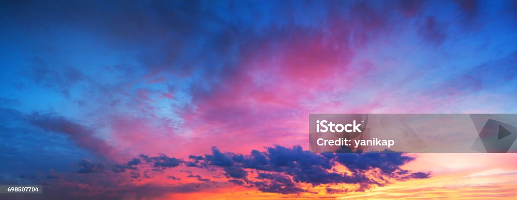 Landschaft mit Himmel, Wolken und Sunrise einen Panoramablick - Lizenzfrei Himmel Stock-Foto