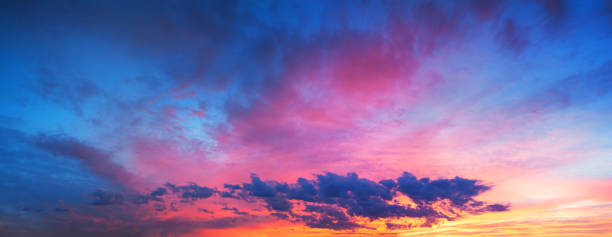 une vue panoramique du paysage avec le ciel, les nuages et lever du soleil - orange purple beauty in nature beautiful photos et images de collection