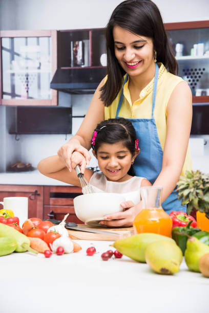 india madre e hijo en la cocina - comida hindú fotos fotografías e imágenes de stock