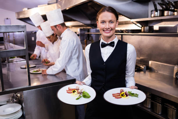 официантка, показывающая блюда на камеру - restaurant dinner waitress dining стоковые фото и изображения