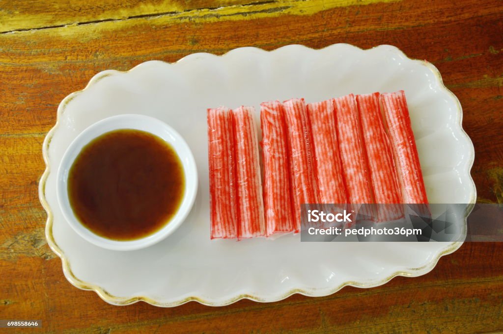 stick de cangrejo de imitación de pescado con salsa de soja - Foto de stock de Alimento libre de derechos