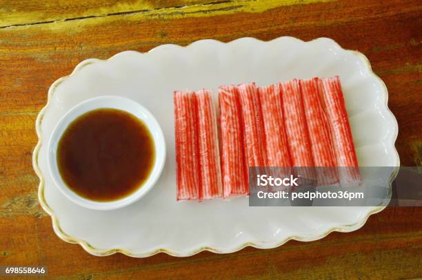 Stick De Cangrejo De Imitación De Pescado Con Salsa De Soja Foto de stock y más banco de imágenes de Alimento