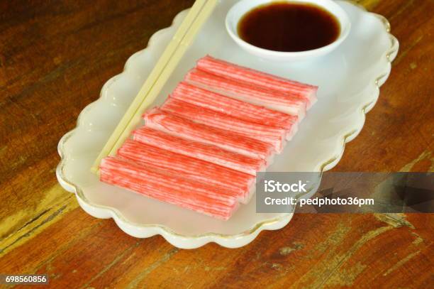 Stick De Cangrejo De Imitación De Pescado Con Salsa De Soja Foto de stock y más banco de imágenes de Alimento