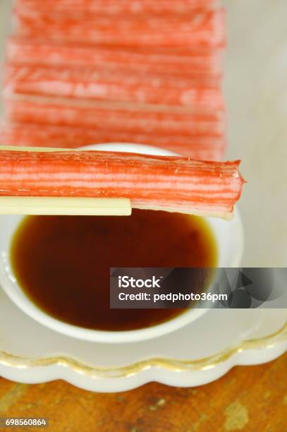 Stick De Cangrejo De Imitación De Pez Sumergir Con Salsa De Soja Foto de stock y más banco de imágenes de Alimento