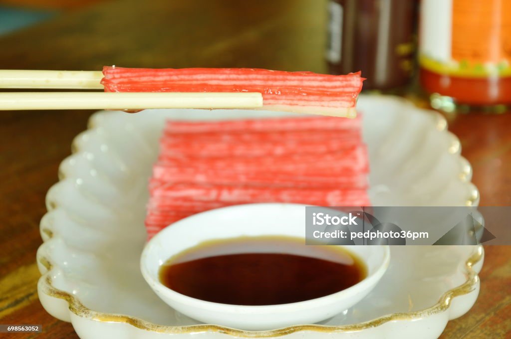 stick de cangrejo de imitación de pez sumergir con salsa de soja - Foto de stock de Alimento libre de derechos