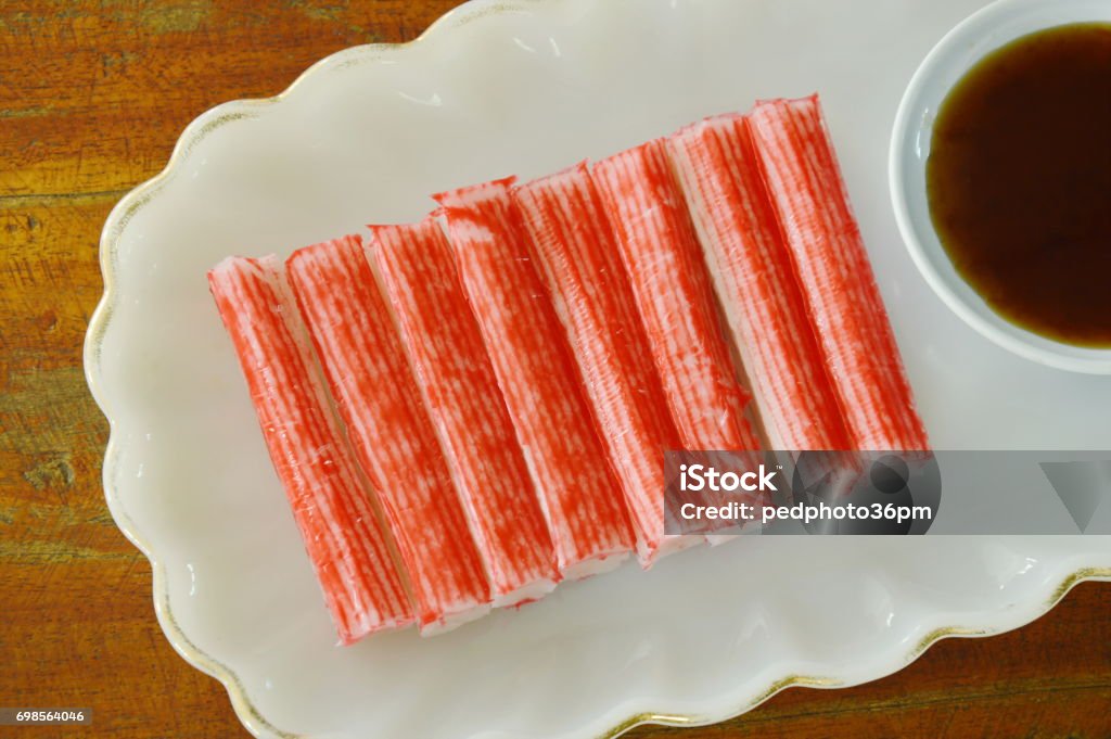 stick de cangrejo de imitación de pescado con salsa de soja - Foto de stock de Alimento libre de derechos