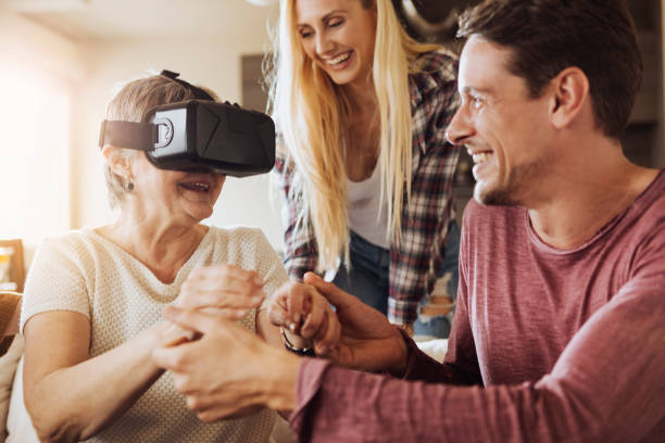 grand-maman connaît lunettes de vr - visiocasque photos et images de collection