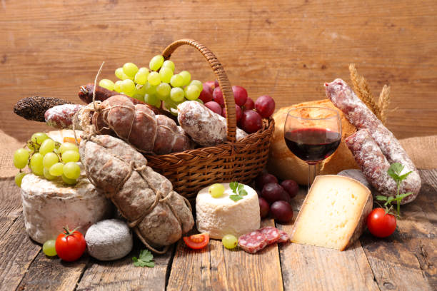 carne, formaggio e vino - wine cheese food salami foto e immagini stock