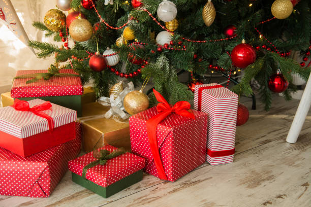 подарки под рождественской елью - fashionable party design home decorating стоковые фото и изображения