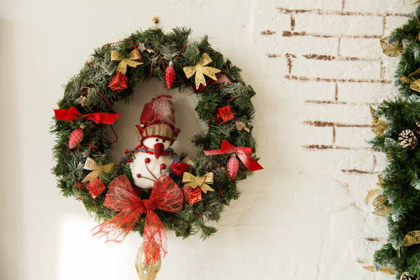 素朴なレンガの壁のクリスマス リース。 - パインログ州有林 ストックフォトと画像