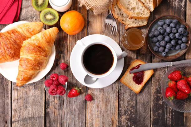 petit déjeuner avec café et croissant et des fruits - french toast toast coffee bread photos et images de collection