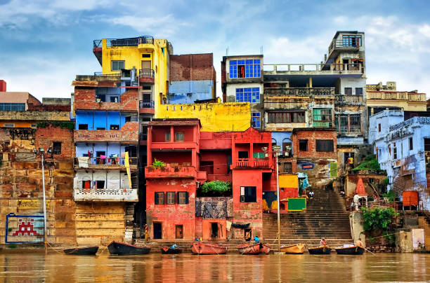 casas de colores en el río ganges, varanasi, india - varanasi fotografías e imágenes de stock