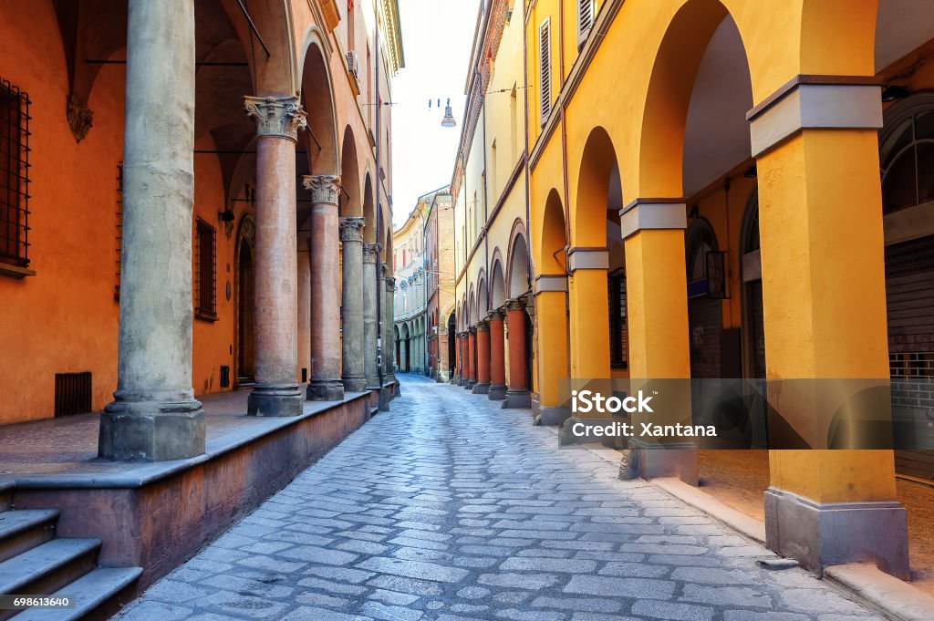 Strada storica a Bologna - Foto stock royalty-free di Bologna