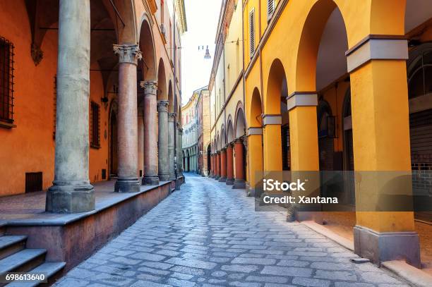 Strada Storica A Bologna - Fotografie stock e altre immagini di Bologna - Bologna, Portico, Italia