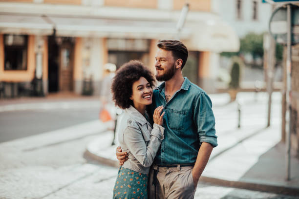 carina donna africana tra le braccia del suo uomo - couple young adult african descent multi ethnic group foto e immagini stock