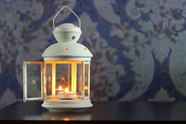 青の背景に蝋燭とレトロなローソク足 - candlestick holder single object zen like decoration ストックフォトと画像