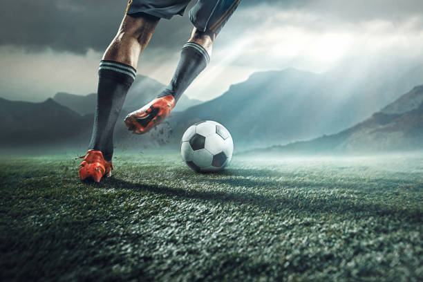 piernas de jugador de fútbol pateando la pelota - patadas fotografías e imágenes de stock