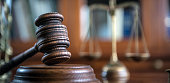 recht-und-gerechtigkeit-konzept-hammer-d