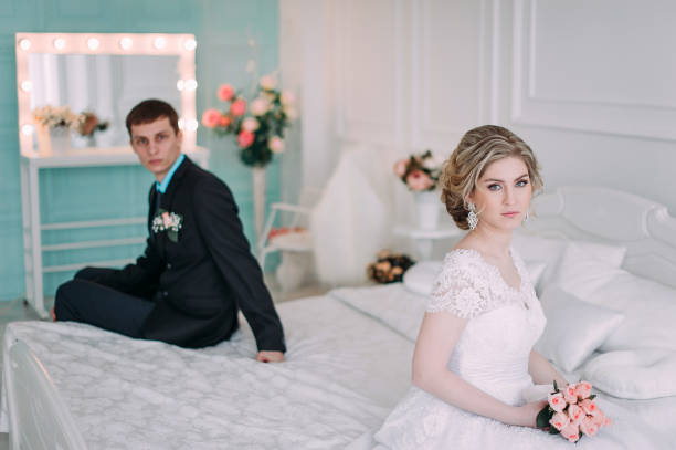 szczęśliwa para. ślubna sesja zdjęciowa w białym studio z pocałunkami wystroju ślubnym, uściskami - couple indoors studio shot horizontal zdjęcia i obrazy z banku zdjęć