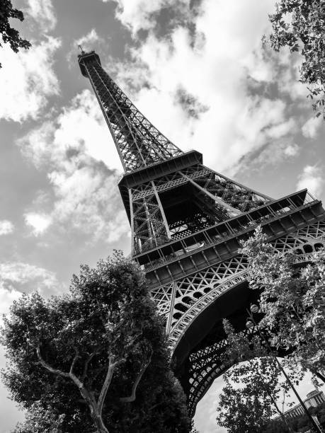 晴れた夏の日、パリ、フランスのエッフェル塔の底面図 - eiffel tower black and white paris france construction ストックフォトと画像
