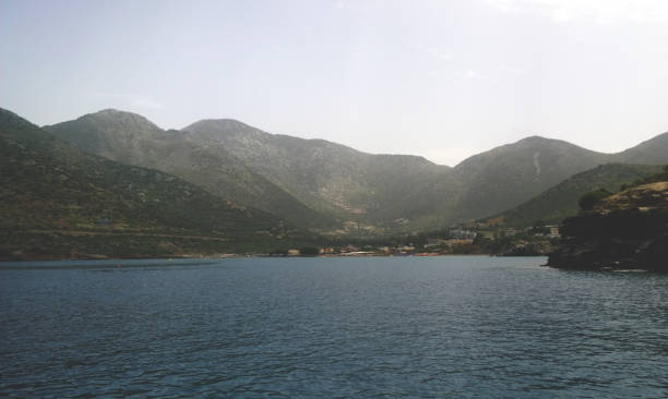 연 무에 언덕과 호수 전경에서의 꼭대기 - greece blue forest national landmark 뉴스 사진 이미지