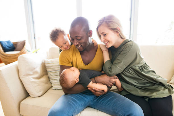 interracial junge familie mit kleinen kindern zu hause. - african ethnicity brother ethnic little boys stock-fotos und bilder