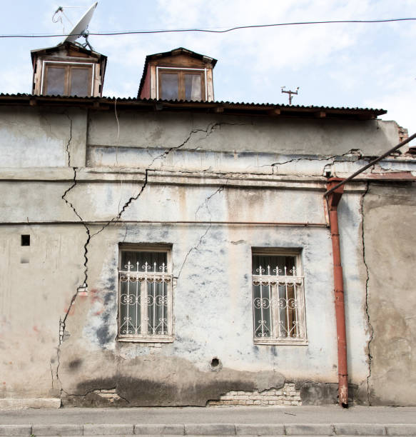 istock old house, abandoned house 698764950
