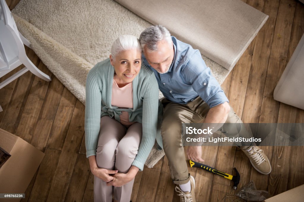 älteres paar Schatz umarmen beim Sitzen auf dem Boden zu Hause - Lizenzfrei Alter Erwachsener Stock-Foto