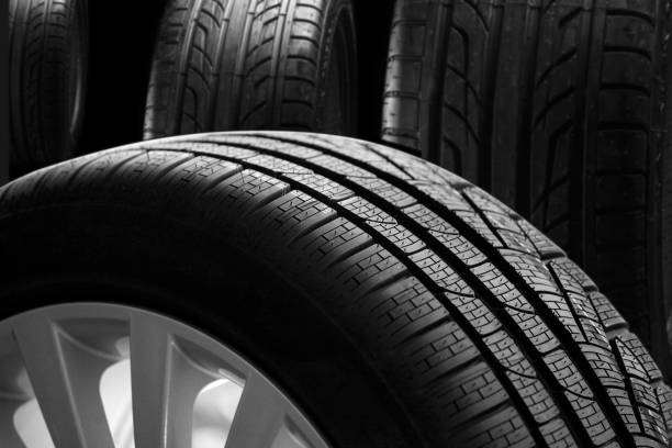 новая шина - tire auto repair shop part of vehicle stack стоковые фото и изображения