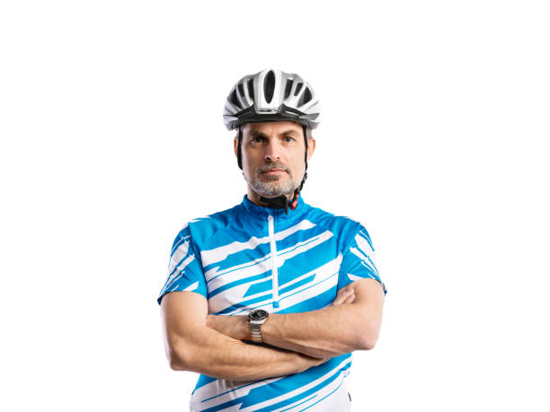 hombre maduro en los deportes camiseta y casco. estudio tiro, aislado. - cycling senior adult sports helmet men fotografías e imágenes de stock