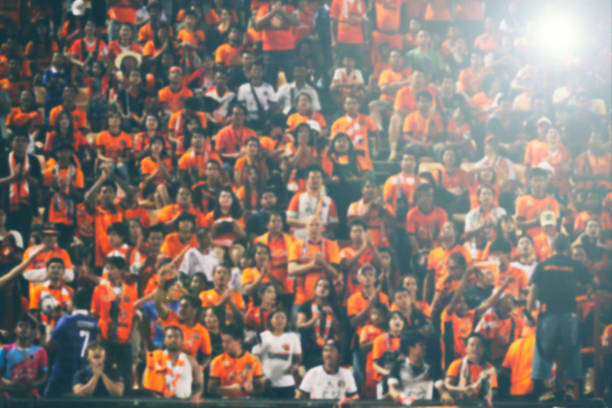 試合とサッカー スタジアムで観客のサッカーファンがぼやけて - soccer stadium fan crowd ストックフォトと画像