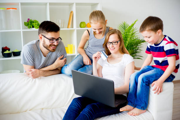 istock Family shopping online 698840664