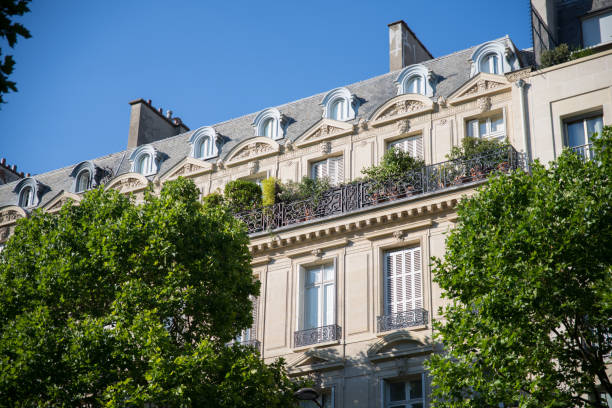 パリの建物は、典型的なファサード - building exterior built structure street paris france ストックフォトと画像