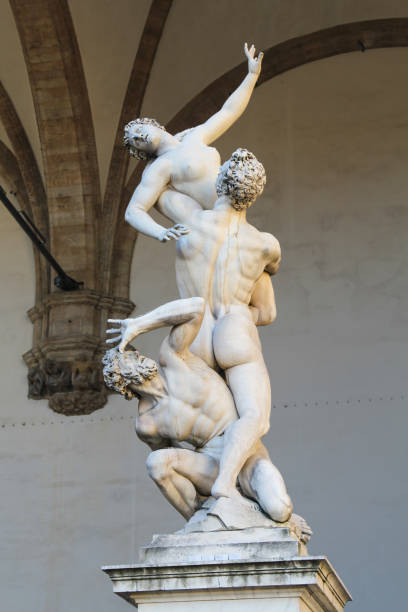 o estupro da escultura mulheres sabine na loggia dei lanzi, piazza della signoria, florença, itália. - palazzo vecchio piazza della signoria florence italy italy - fotografias e filmes do acervo