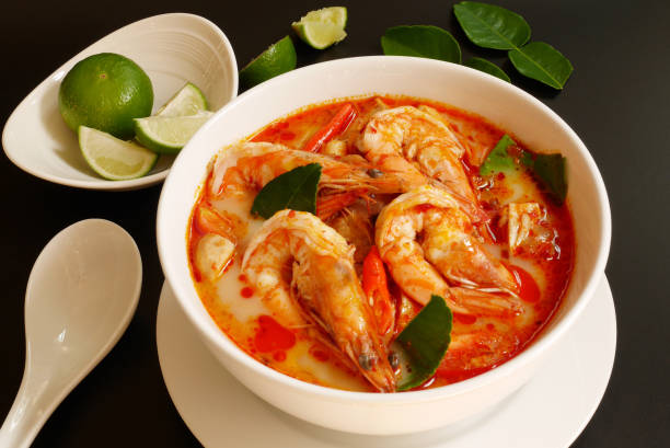 tajski słynne danie, tom yum koong, tom yum zupa, gorące pikantne i kwaśne - thailand thai cuisine prawn tom yum soup zdjęcia i obrazy z banku zdjęć