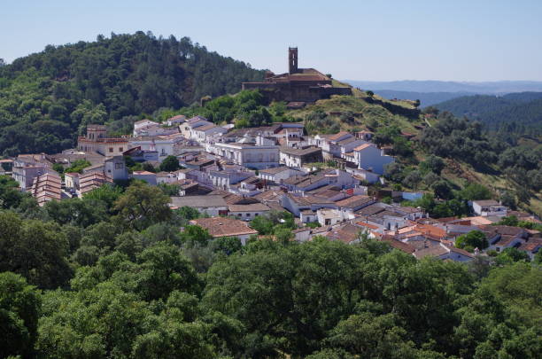 resumen de la aldea de almonaster en huelva - huelva province fotografías e imágenes de stock