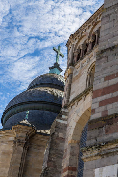 catedral de trier con cielo azul - trierer dom fotografías e imágenes de stock