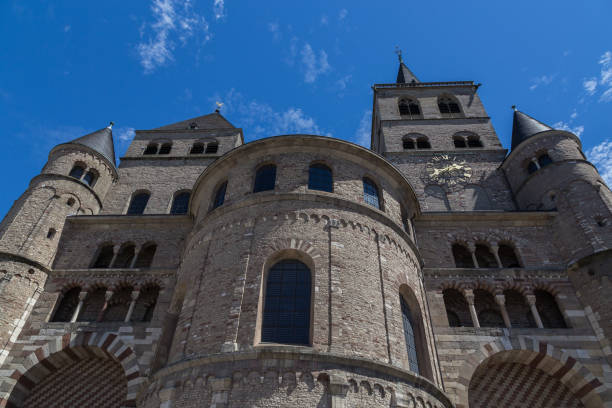 catedral de trier con cielo azul - trierer dom fotografías e imágenes de stock