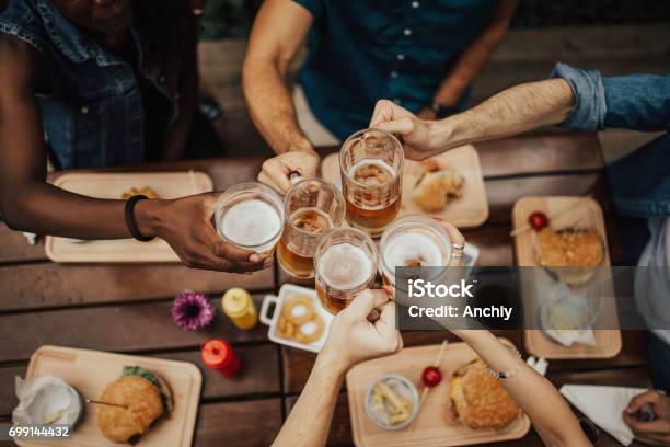 Alza Gli Occhiali Per Un Brindisi - Fotografie stock e altre immagini di Birra - Birra, Cibo, Bar