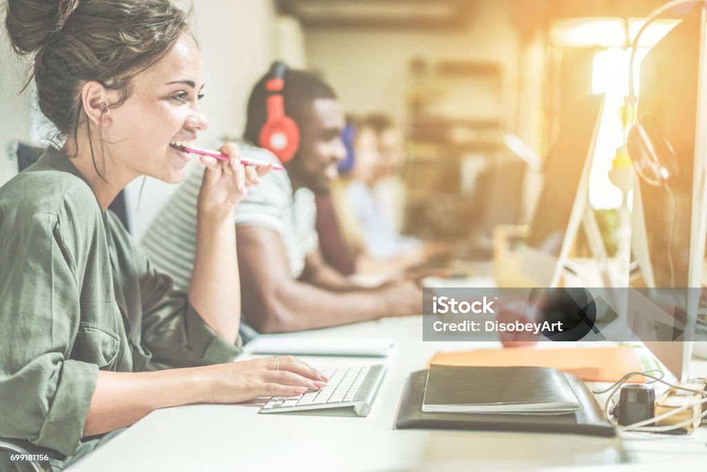 Trabajo en equipo moda joven usando la computadora en el filtro de contraste retro oficina creativa - gente de negocios trabajando juntos en el concepto de trabajo de sitio web proyecto - enfoque a derecha mujer - tecnología- - Foto de stock de Negocio nuevo libre de derechos