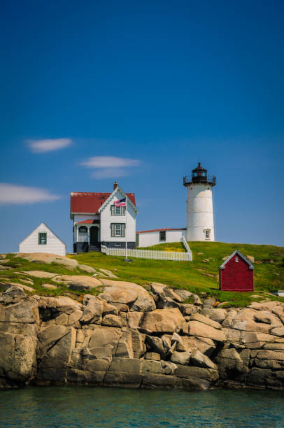 cielo blu sopra nubble light - flag maine nubble lighthouse vertical foto e immagini stock