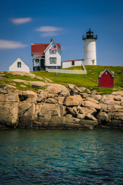 маяк мыса неддик - flag maine nubble lighthouse vertical стоковые фото и изображения