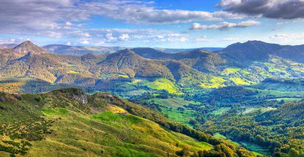 el macizo central, francia - mountain mountain range landscape france fotografías e imágenes de stock