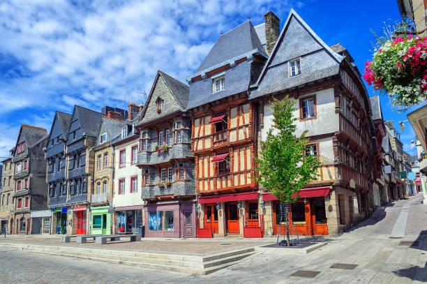 historische innenstadt von lannion, bretagne, frankreich - bretagne stock-fotos und bilder