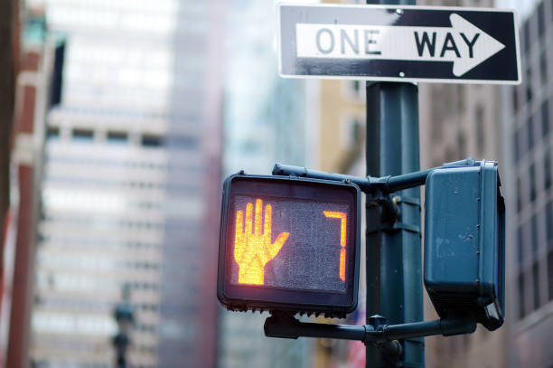 não dê sinal de trânsito de nova york - one way stop stop sign street - fotografias e filmes do acervo