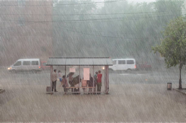 multitud de personas se esconden de la lluvia pesada en una parada de la ciudad. - lightning thunderstorm city storm fotografías e imágenes de stock